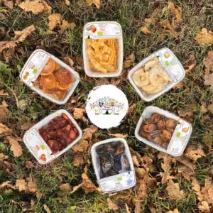 Chips e polveri naturali da usare per insaporire piatti, bevande o formaggi.